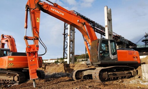Гусеничный экскаватор Hitachi ZX330 с гидромолотом